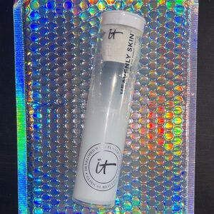 IT Cosmetics Heavenly Skin Brush - Silver and White